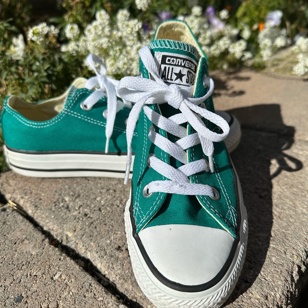 Converse size 6 in women’s 4 in men’s Emerald Green Chuck Taylor all stars